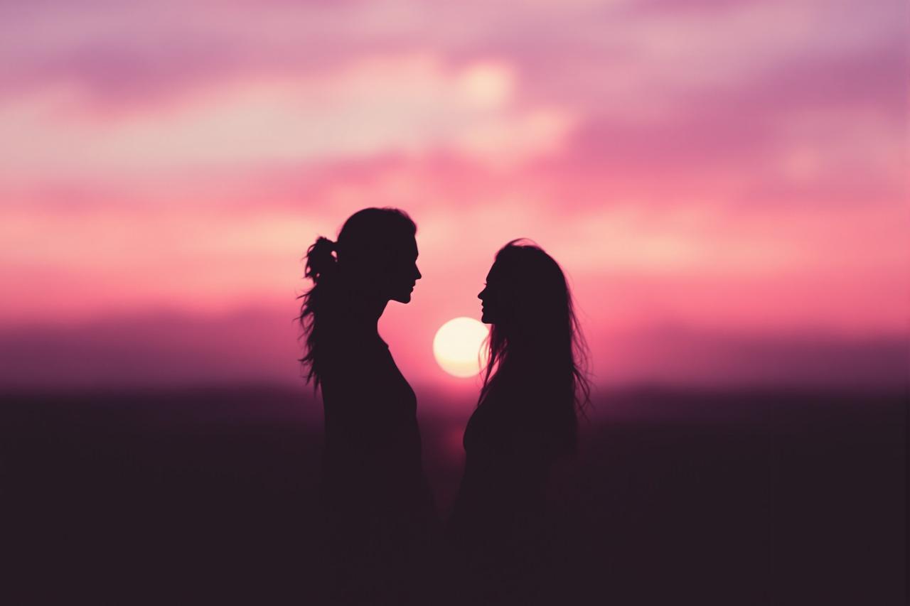 娱乐圈模范夫妻疑似婚变,社交平台互相取关引发网友猜测